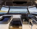 Tidy: The control station with two Garmin displays and IPS joystick is airy thanks to the forward-tilted windows and the few struts