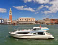 Stienerne Pracht, ruhige Natur: mit dem Charterboot unterwegs in der Lagune von Venedig