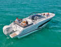 Jeanneau Cap Camarat 7.5 WA S 3 (F): 7,37 m lang, 2,51 m breit, Verdrängung (o.M.) 1554 kg. Mit 1x 250-PS Außenborder: ab 90.192 €