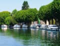 Der Quai François Mitterrand in Jarnac ist Hafen und Basislager für die Hausboote von Le Boat