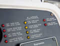 Alarm signals: Many automatic safety components have indicator lamps and/or sound signals that are activated when the sensors detect a fault. The lamps are usually grouped together in a clearly visible position at the control station. Alarm noises, on the other hand, can sometimes be less clearly audible if the motors generate a lot of noise