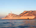 1. "Azzam" (180 Meter): Scheich Chalifa bin Zayid Al Nahyan, der Eigner der größten Yacht der Welt, starb im Mai 2022 im Alter von 73 Jahren. Die Ämter des zweiten Präsidenten der VAE und Emir von Abu Dhabi soll sein Bruder Mohammed bin Zayid übernommen haben. Ob das auch die Übernahme von „Azzam“ einschließt, ist nicht überliefert. Mohammed bin Zayid ist Eigner der 73-Meter-„Rabdan“, und Hamdan bin Zayid bin Sultan Al Nahyan gehört die 135-Meter-„Yas“, um nur einige Yachten der einflussreichen Familie zu nennen. Die 70000-Kilowatt-Motorleistung soll für 30 Knoten reichen.