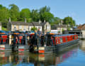 Eine stattliche Flotte von Narrowboats