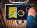 Customised display: What is shown on the display and how is almost freely configurable. Here it is the map section, wind instrument and data on speed, course and wind. The settings are made using buttons or a touchscreen. Split screens always mean a compromise. The amount of information can also be exhausting