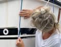 Knifeless tape: Once the final outline of the surface to be wrapped has been determined, the so-called knifeless tape is applied parallel to the adhesive tape. This will later cut off any excess film