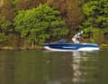 Mastercraft Blue XT22T: Just for fun hull design, ballast system, the monumental tower with board racks and speakers, bow cockpit, bathing platform, sunbed and the 380 hp V-8 from Ilmor, which stands in front of a conventional wave system, make every boarder's heart beat faster