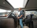 Den E-Motor bedient der Fahrer über einen Hebel rechts am Fahrstand