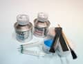 West System Epoxy 101 Mini Pack: Das System bewirbt der Hersteller mit: „Das West System 101 Mini-Pack enthält eine Auswahl von Materialien für kleine Reparaturen an Bord, in der Werkstatt oder zu Hause.“ Zu den Mate­rialien gehören: Harz (250 g), Härter (50 g), zwei Sorten Füllstoff, zwei Dosierspritzen, zwei Rührstäbe und Handschuhe. Preis: ca. 32 €, TOPLICHT