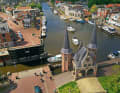 Das Waterpoort, das historische Wassertor aus dem 17. Jahrhundert, weist den Booten den Weg zu De Kolk, dem alten Hafen von Sneek. Links die geöffnete Lemmerbrug