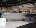 Mit dem Prototyp des Evoy Außenborders ist Axopar 25 Meilen (40,23 Kilometer) von dem Cannes Yachting Festival bis nach Saint-Tropez gefahren und das mit 25 Knoten (46,3 Km/h).