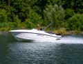 We drove the Coaster with a 100 hp Suzuki outboard of the latest generation. Our test boat glided economically at 19 knots, which means you can travel over 100 nm on one tank of fuel, which is quite respectable for this type of boat
