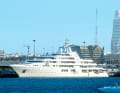4. "Dubai" (162 Meter): Wie der Name schon sagt, macht der Siebendecker die meiste Zeit des Jahres in Dubai fest. Blohm+Voss legte den Verdränger 1996 für den Bruder des Sultans von Brunei auf Kiel. 2001 ging der Stahl-Alu-Kasko nach Dubai, wo Platinum Yachts die Andrew-Winch-Linien in vier Jahren für Scheich Mohammed bin Raschid Al Maktum fertigstellte. Dem Premierminister der VAE gehören unter anderem das Burj Al Arab und eine Pferdezucht. Sein 9150-Tonner läuft maximal 26 Knoten und hat eine Reichweite von 8500 Seemeilen, bei 25 Knoten! Winch Design machte Einrichtungsvorgaben für 50 Gästesuiten.