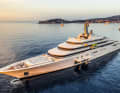 3. "Eclipse" (163 Meter): Das Blohm+Voss-Flaggschiff ist eine von vielen Yachten des Roman Abramowitsch. Nachdem der Oligarch und Ex-Besitzer des FC Chelsea von der EU sanktioniert wurde, ermittelten Behörden seine aktuelle Flotte. Diese umfasst die 2021 gelieferte „Solaris“  (139,70 m, Platz 15), den Versorger „Garçon“ (67 m), die Amels 180  „Halo“ (55 m) und – für den unauffälligen Auftritt – wohl das Heesen-Format „Aquamarine“ (50 m). „Eclipse“ eilte nach Ausbruch des Ukraine-Krieges von der Karibik über das Mittelmeer in die Türkei, wo das 163 Meter lange Disdale-Design einen „sicheren Hafen“ fand.
