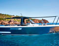 Fjord 38 Xpress (D): 11,63 m lang, 3,64 m breit, Verdrängung 8225 kg (o. M.). Mit 2x 300 PS Außenborder: 370.864 €