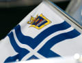 Les yacht clubs finlandais ont leur propre drapeau : une étroite croix blanche sur le bleu le distingue du drapeau national et du drapeau commercial habituels, l'emblème ajouté également entre eux.