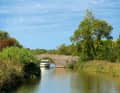 Binnenfahrt mit typischer Rundbogenbrücke auf dem Canal du Midi