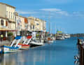 Marseillan am westlichen Ende des Étang de Thau. Unser Charterboot hat hinten an der Pier einen perfekten Platz gefunden