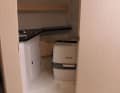Die Nasszelle bietet eine Chemietoilette, Waschbecken, herausziehbaren Duschschlauch, Bodenablauf und ein Bullauge zum Lüften