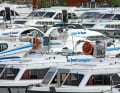 Hausboot-Charterflotte von Le Boat in der Marina Wolfsbruch. Auch hier gibt es viel Platz für Törns auf Binnenrevieren
