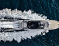 Hebel auf den Tisch: Mit einer Höchstgeschwindigkeit von 55 Knoten zählt die  Super Sportivo 100 GTO  zu den schnellsten Großyachten der Welt.