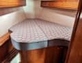 Higher creates more space: It is generally difficult to change the structural conditions on board; at best, valuable centimetres can be gained in the foredeck. Because the hull shape opens upwards, the berth area in the bow and stern is heavily dependent on the installation height - the higher it is, the wider it becomes. Thicker cushions therefore not only mean more sleeping comfort, but also automatically a little more width. The entry height should not exceed 70 centimetres