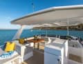 Auf der Flybridge hat nicht nur der Skipper einen super Sitzplatz und Blick in die Ferne, auch der Rest der Fahrgemeinschaft freut sich über gute Sicht und bequeme Polstermöbel