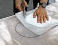 Cut the patches to size: For eight millimetres of body thickness, ten layers are required for 600 gram patches. Their size is graded smaller layer by layer, with the fibre orientation alternating between +/- 45 degrees and 0/90 degrees