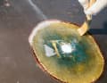 Prepare the bonding surface: To ensure that the patch adheres well, the sanded hull laminate is wetted with resin. It is absorbed into the pores and later chemically bonds with the resin in the fibreglass patch