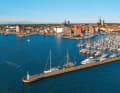 Der Stadthafen von Stralsund mit der Citymarina, den markanten Speichern und der Altstadt dahinter. Die weiße Fassade gehört dem Meeresmuseum Ozeaneum