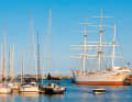 An der Nordmole gegenüber der Citymarina gehört das ehemalige Segelschulschiff „Gorch Fock (I)“ als schwimmendes Museum zu den Dauergästen