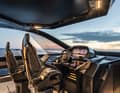 In den Steuerstand brachte sich Lamborghini über einen hohen Anteil von Sichtkarbon, Kohlefasersitze sowie Anlasser und Steuerrad ein, die exakt so auch in den Sportwagen verbaut werden