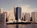 Auftritt vor Manhattan. Der US-Verleger Malcolm Forbes fuhr als „bekennender Kapitalist“ einen goldenen Hubschrauber an Deck seiner fünften „The Highlander“. 46 Meter lang, 1986 von Feadship realisiert, war die markante Yacht ein typischer Bannenberg-Entwurf, mit hochgezogener Bordwand, oval liegenden Fenstern und kantigen, verglasten Fronten auf dem Oberdeck.