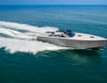 Das Bimini-Top lässt sich unsichtbar verstauen und in der Wetbar im Cockpit warten Drinks.