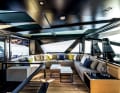 die rundum verglaste Oberdecklounge grenzt an den Steuerstand an.