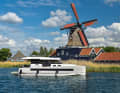 Mit der Kraft der Natur dreht sich die Windmühle des Sägewerkes in IJlst. Mit der Energie aus den Akkus fährt unser Elektro-Charterboot