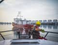 Approche de l'avarie d'exercice, le "Carlo Schneider", dans le bassin portuaire protégé d'Olpenitz | z
