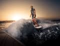 Freier Ritt: Anders als Wakeboarder benötigen Wakesurfer das Zugseil höchstens zum Starten