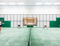 Padel-Tennis-Court unter Deck: Die Halle entspricht der internationalen Norm von 10 mal 20 Metern und 6 Metern Höhe