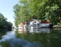 Wasserwandern mit 15-PS-Boot auf der Mecklenburgischen Seenplatte.