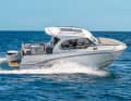 2. Beneteau Antares 8 OB (F): 8,23 m lang, 2,79m breit, Verdrängung 2451 kg. Mit 1 x 250-PS-Innenborder: 92.500 €