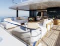 Das Cockpit der Arcadia A80new kommt mit zwei Loungesofas und mobilem Bildschirm.