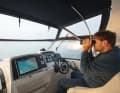 Noch unter der englischen Küste: Der Autopilot hält uns auf Kurs über den Ärmelkanal, der Plotter zeigt die anderen Fahrzeuge in der Umgebung an. Trotzdem greift man oft zum Fernglas – um Netzbojen und Leinenmarkierungen voraus im schwachen Morgenlicht nicht zu übersehen