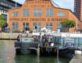 There are also equipment exhibitors in the hall in the Eriksberg district. In front of it, the high-speed boats are ready for their next test run