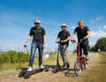 E-Longboard, Elektroroller oder Faltrad – wie geht’s am bequemsten zum Bäcker?