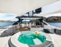 Schattiges Plätzchen: Brennt im Sommer die Sonne auf das Sundeck, spannt die Crew Bimini-Segel. Wer zur Abkühlung nicht ins Meer springen möchte, taucht in den Jacuzzi ein.