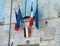 Flaggenschmuck am Geburtshaus von Francois Mitterrand in Jarnac.