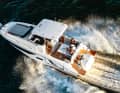 1. Beneteau Flyer 9 Sundeck (F): 9,10 m lang, 2,99 m breit, Verdrängung 3350 kg (o. M.). Mit 2x 200 PS Außenborder: 140 772 €