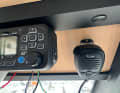 The microphone must also be easily accessible and the spiral cable must not hang in the field of vision. For right-handed users, mounting to the right of the radio makes the most sense. The bracket is also attached to the panelling with two self-tapping screws