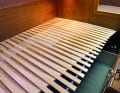 Als Lattenrost wählen wir einen handelsüblichen Roll-Lattenrost (1,4 m x 2 m) und legen ihn probehalber auf die neue Grundplatte. Anschließend werden die überstehenden Enden angezeichnet