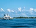Die leuchtenden Farben der Karibik begleiten uns: Unser Moorings 434 Powercat vor Great Guana Cay
